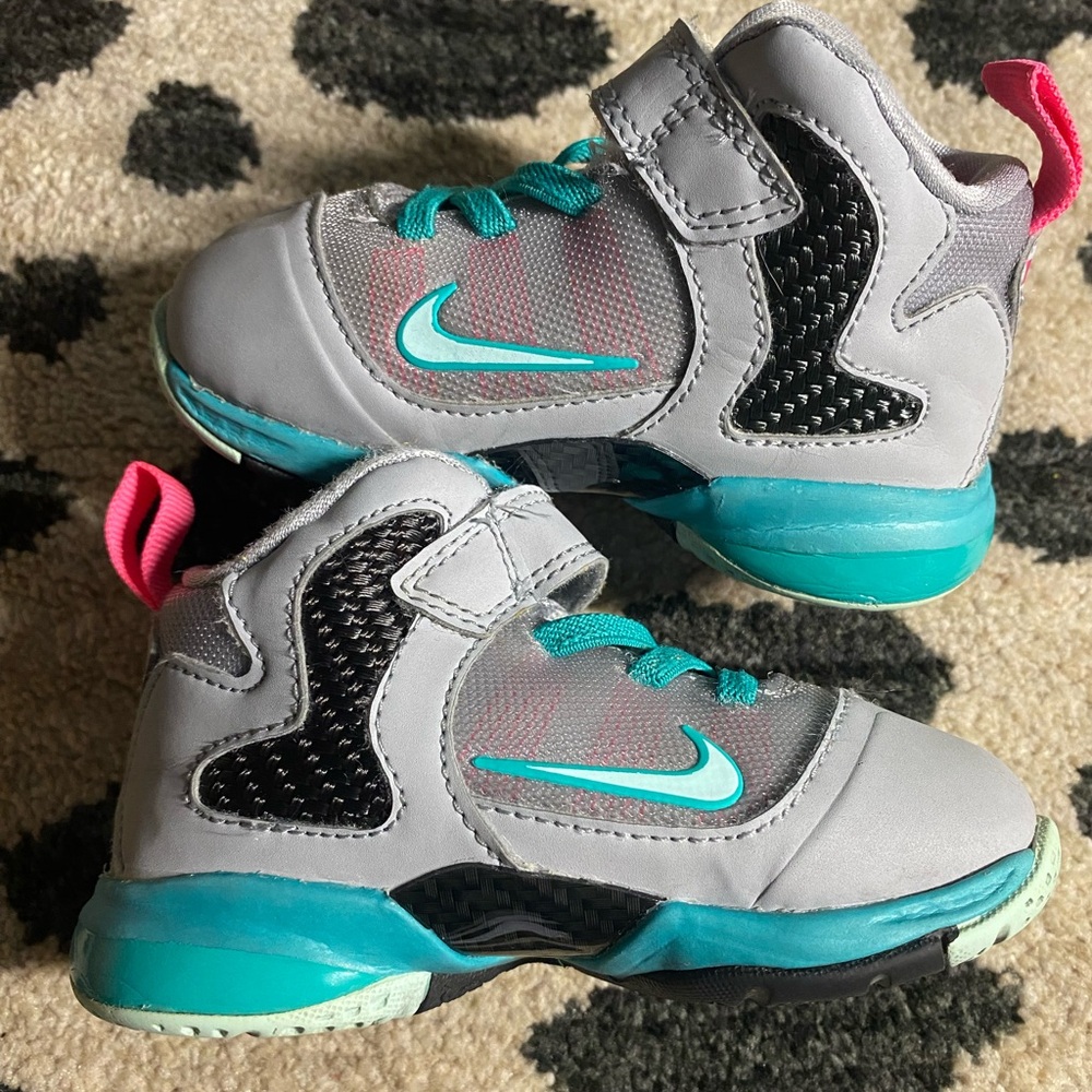 Lebron South Beach Miami 9 - gray/pink/sea green- size 6c